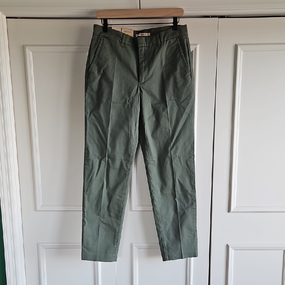 Womens' Levi's Essential Chinos